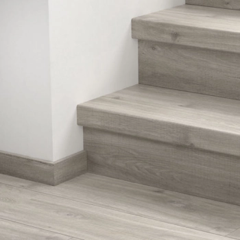Winylowa osłona schodów - Blos Quick-Step QSVSTRBSP40030 Dąb Canyon szary ze śladami cięcia piłą - 1231 mm - 115 mm - 54 mm